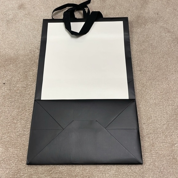 Smoke free and pet free home - Gucci shopping bag - Picture 2 of 2